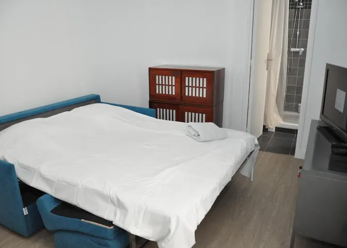 Faubourg Saint Martin Apartment *